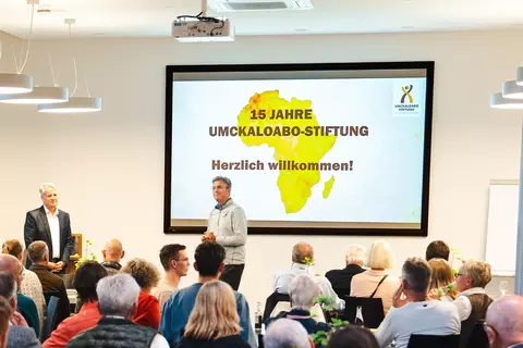 Olaf Schwabe begrüßt die Gäste beim Jubiläumsabend der Umckaloabo-Stiftung 2025